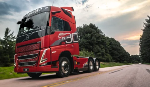 Volvo comemora 30 anos do FH no Brasil com edição especial na Fenatran 2024