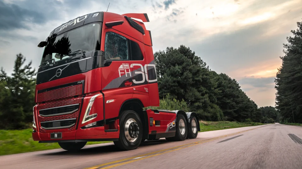 Volvo comemora 30 anos do FH no Brasil com edição especial na Fenatran 2024