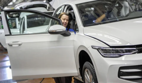 Tensão nas linhas de montagem: VW Alemã enfrenta primeira onda de paralisações