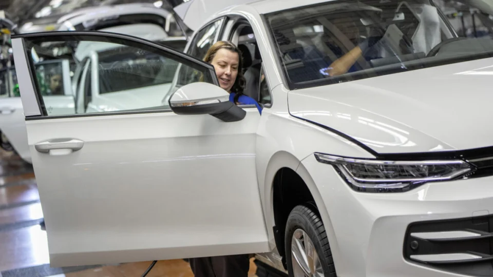 Tensão nas linhas de montagem: VW Alemã enfrenta primeira onda de paralisações