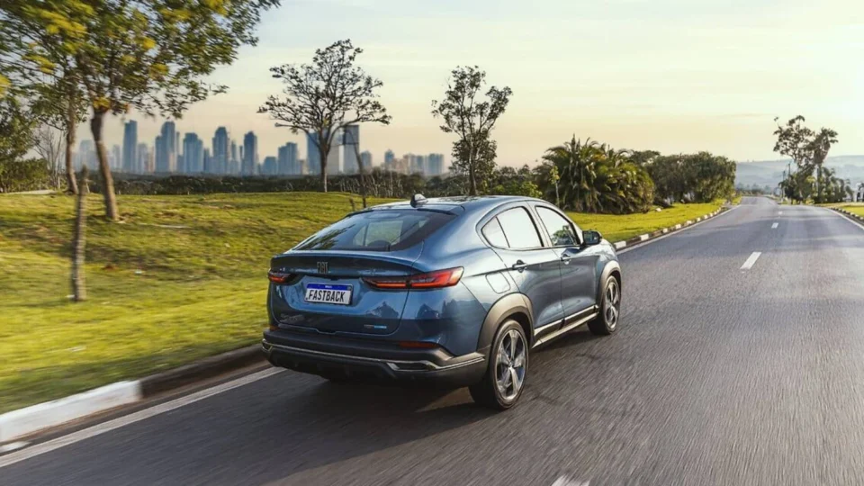 Mercado de veículos leves desacelera em dezembro enquanto eletrificados ganham Ímpeto