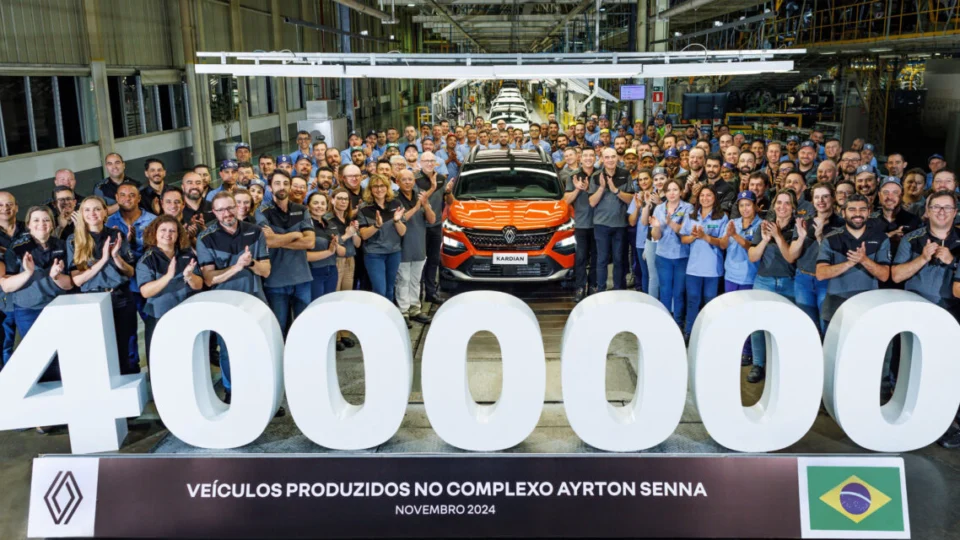 Renault Brasil celebra marca de 4 milhões de veículos produzidos no Paraná