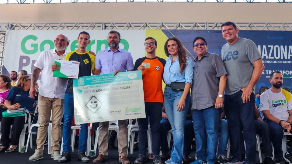 Governo Presente: Detran-AM entrega certificados e habilitações da CNH Social