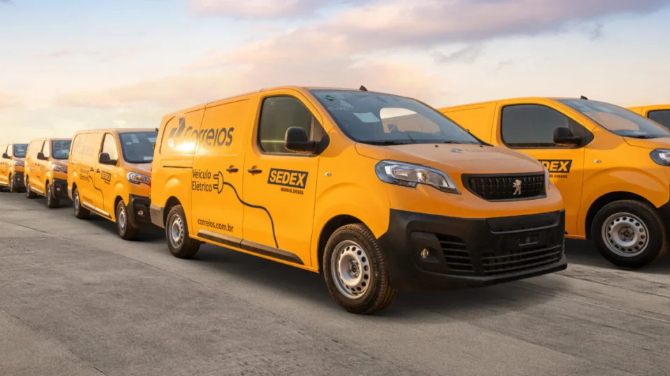 Correios inauguram maior frota elétrica própria com Peugeot e-Expert