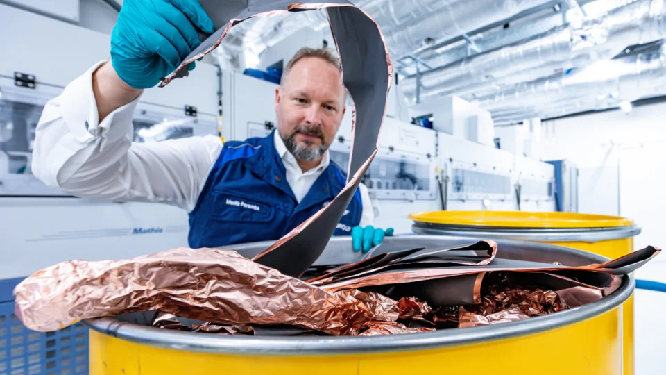 Reciclagem inovadora no BMW Group: novo Centro de Competência devolve as matérias-primas das células de bateria