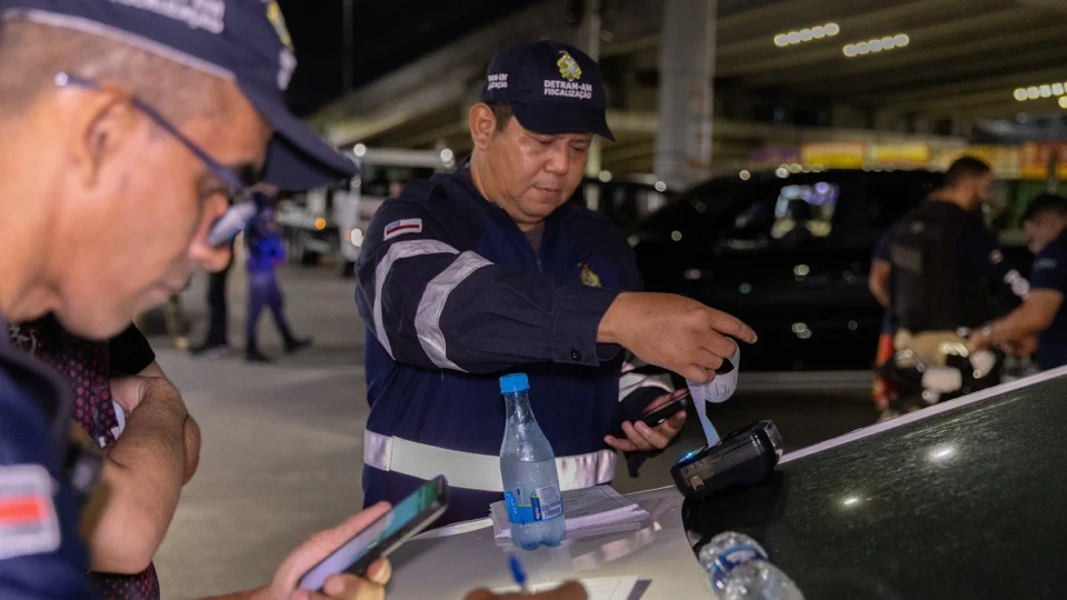 Detran-AM deflagra operação e apresenta dois condutores em flagrante delito