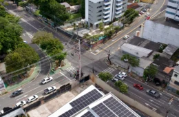 Idoso sem habilitação causa acidente em semáforo recém-instalado na Av. Umberto Calderaro