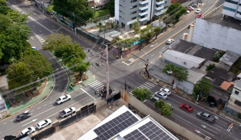 Idoso sem habilitação causa acidente em semáforo recém-instalado na Av. Umberto Calderaro