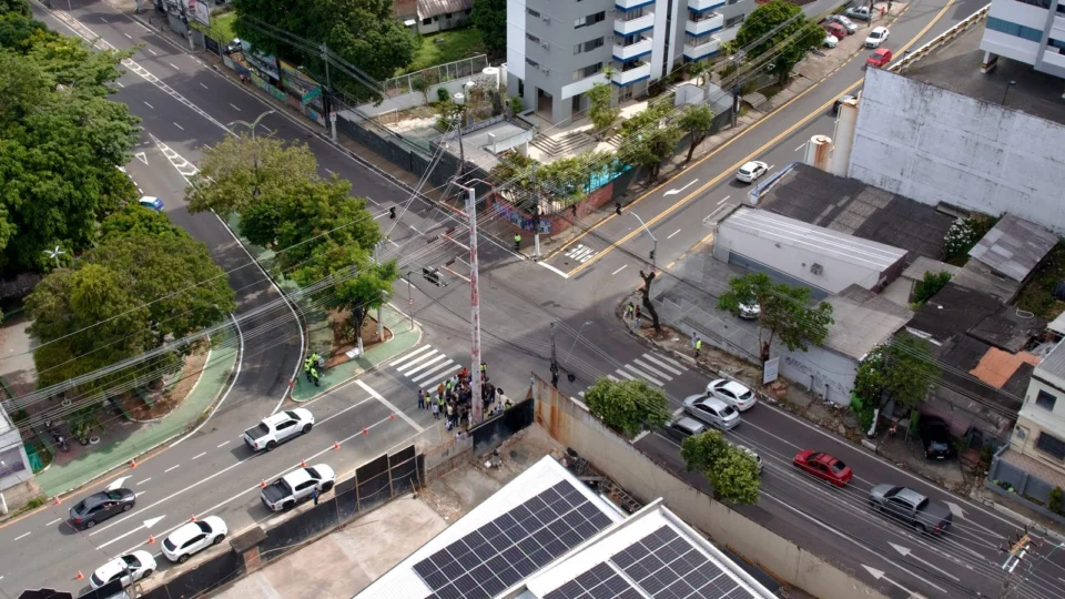 Idoso sem habilitação causa acidente em semáforo recém-instalado na Av. Umberto Calderaro