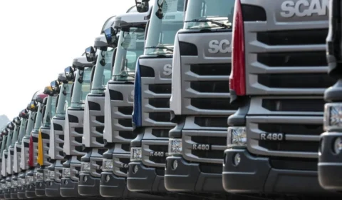 Mercado de caminhões inicia 2025 com variações: Queda mensal, mas crescimento anual