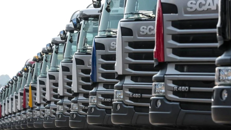 Mercado de caminhões inicia 2025 com variações: Queda mensal, mas crescimento anual