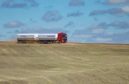 Vendas de caminhões caem 4,6% em fevereiro, mas acumulado do ano cresce 10,7% segundo Fenabrave
