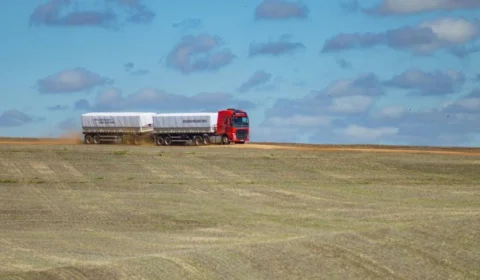 Vendas de caminhões caem 4,6% em fevereiro, mas acumulado do ano cresce 10,7% segundo Fenabrave
