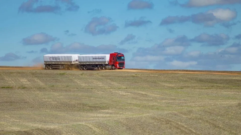 Vendas de caminhões caem 4,6% em fevereiro, mas acumulado do ano cresce 10,7% segundo Fenabrave