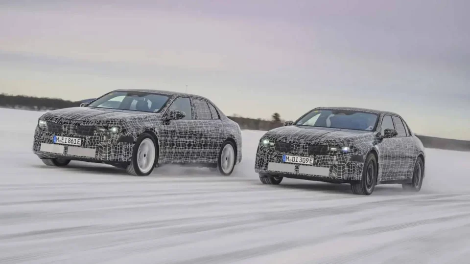 BMW i3 2026: elétrico com 900 km de autonomia e herança do Série 3 mira reinado da Tesla