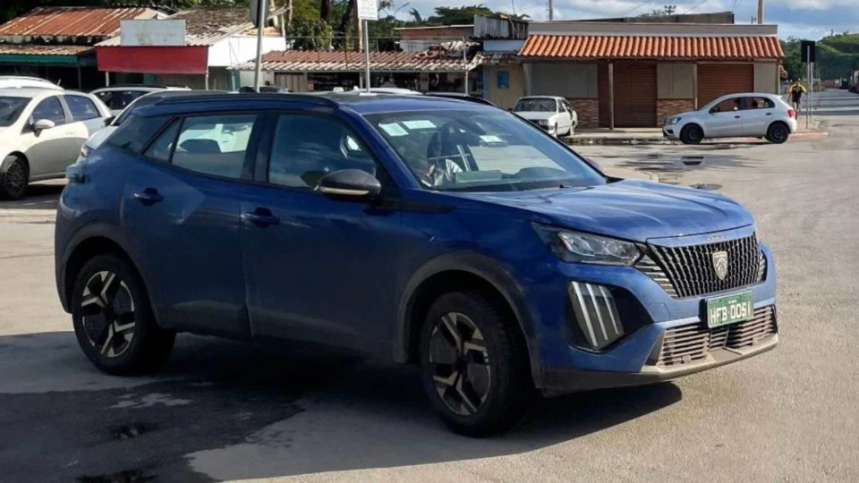 Peugeot 208 e 2008 GT ganham sistema híbrido leve para eficiência e economia