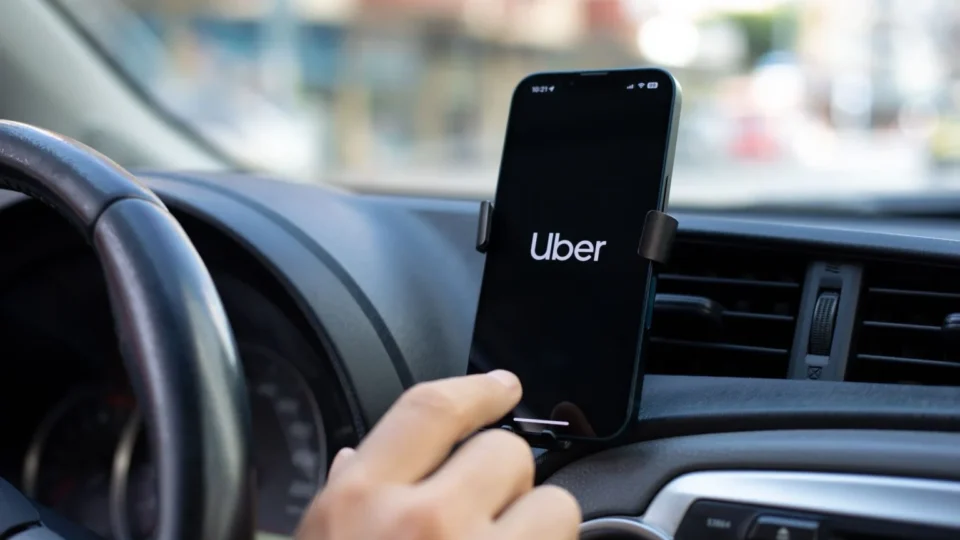 Brasil lidera ranking global de motoristas de Uber: 1,4 milhão de cadastrados e R$ 145 bi gerados em 10 anos