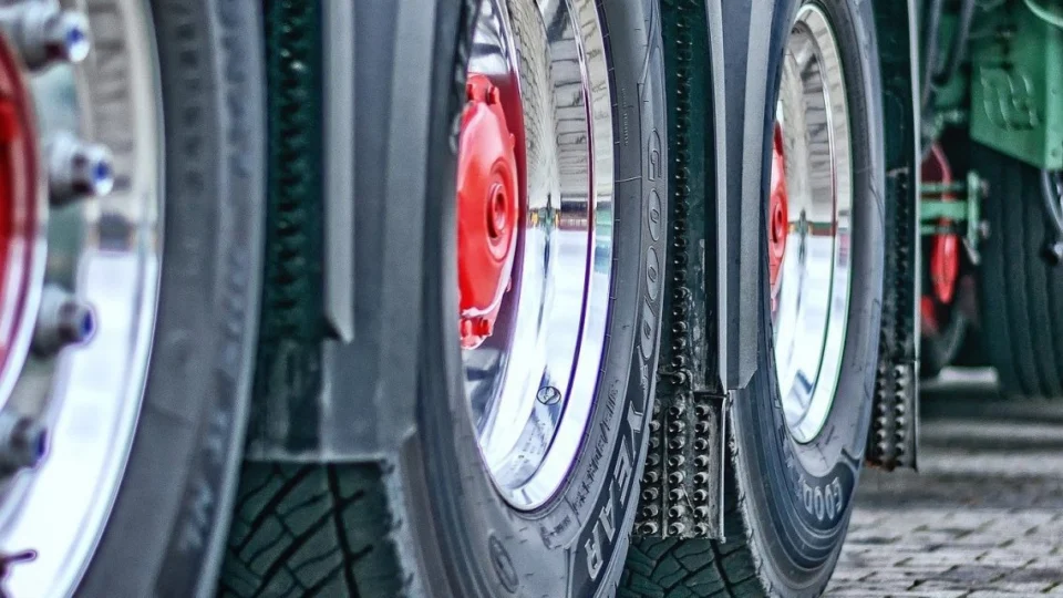 Mercado de pneus recua 2,7% em 2024 e registra pior desempenho em uma década