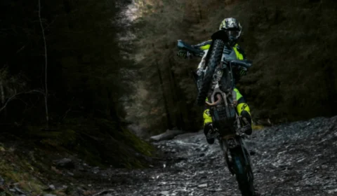 Triumph anuncia nova moto off-road: mistério e expectativa marcam pré-lançamento