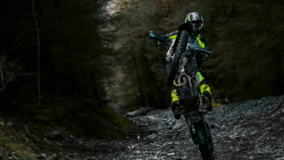 Triumph anuncia nova moto off-road: mistério e expectativa marcam pré-lançamento