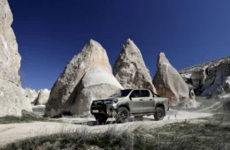 Toyota Hilux ganha versão híbrida 48V e GR Sport II com foco em performance off-road