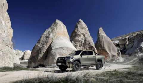 Toyota Hilux ganha versão híbrida 48V e GR Sport II com foco em performance off-road