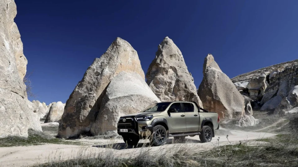 Toyota Hilux ganha versão híbrida 48V e GR Sport II com foco em performance off-road