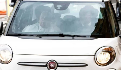 Papa Francisco e sua frota humilde: A história do Fiat 500L e outros carros do Pontífice