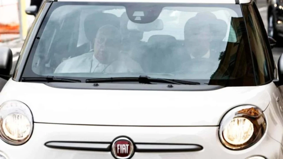Papa Francisco e sua frota humilde: A história do Fiat 500L e outros carros do Pontífice