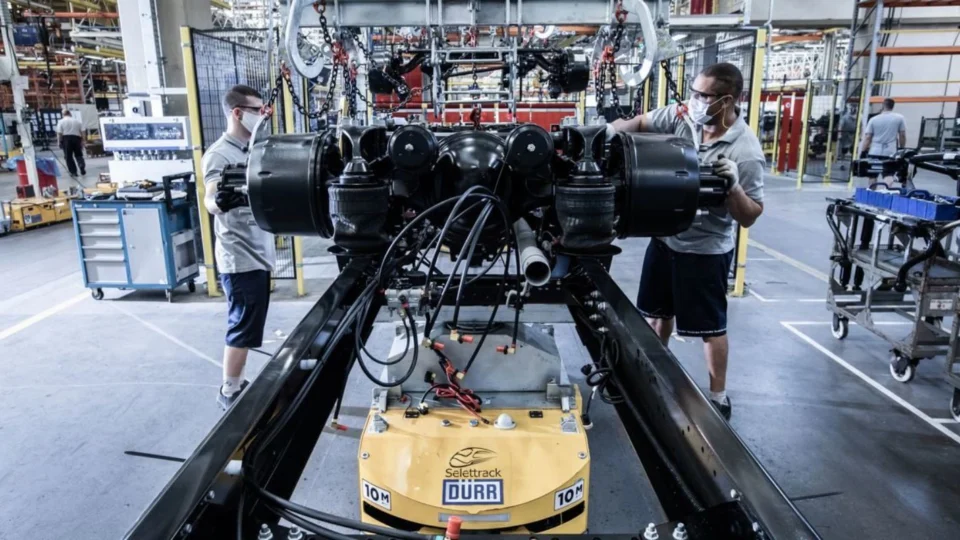 Produção de chassis para ônibus cresce 10,5% no 1º trimestre, impulsionada por programas públicos e renovação de frotas