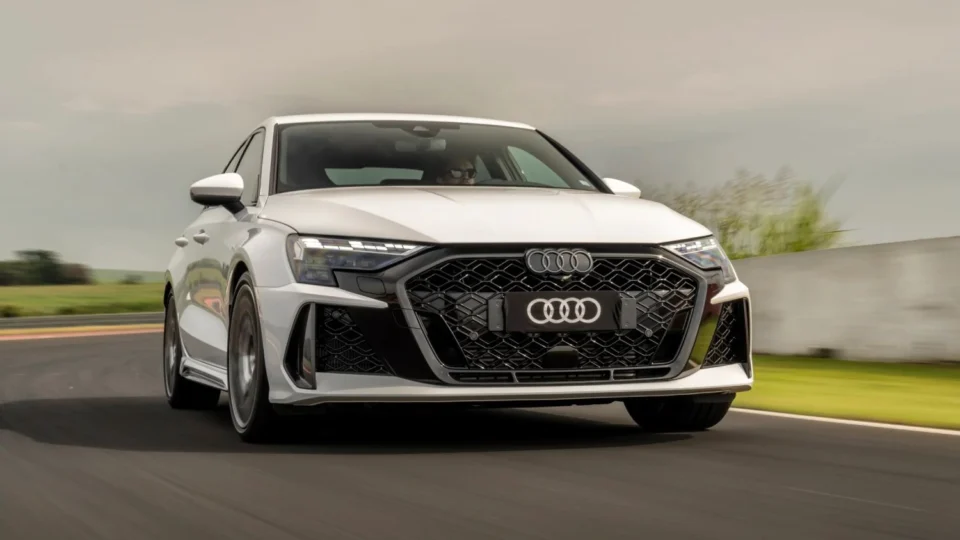 Audi RS 3 chega ao Brasil com pré-venda aberta e desempenho recorde