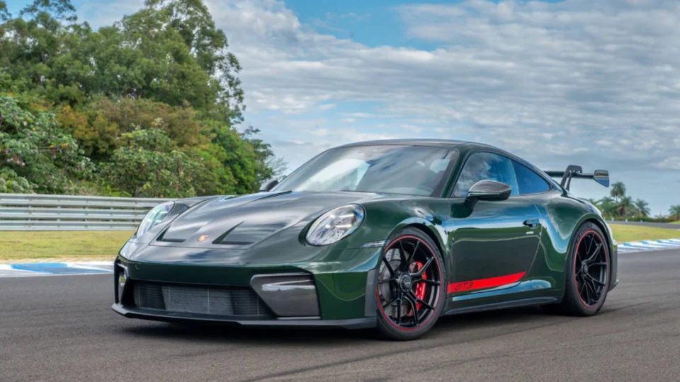 Nova geração do Porsche 911 chega ao Brasil em 2025 com híbrido e preços a partir de R$ 930.000