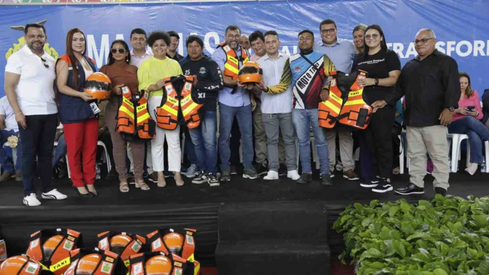 Detran-AM entrega 100 kits de segurança a mototaxistas em Barcelos pelo Projeto Motociclista Legal