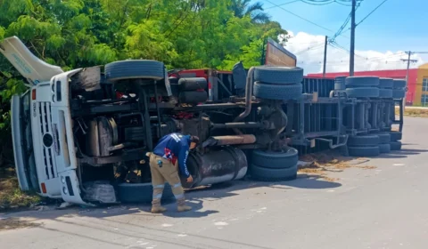 Detran-AM remove caminhão e aplica multas após tombamento na Av. Cosme Ferreira em Manaus