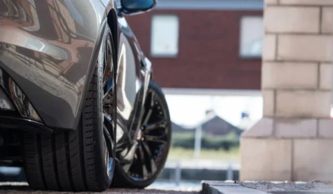 Indústria brasileira de pneus em 2025: Queda nas vendas e alerta sobre importações