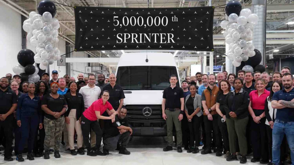 Mercedes-Benz Vans celebra 5 Milhões de Sprinters produzidas com eSprinter elétrica entregue à FedEx