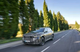 BMW iX3 lidera a revolução da “Neue Klasse” com 800 km de autonomia e “supercérebro”