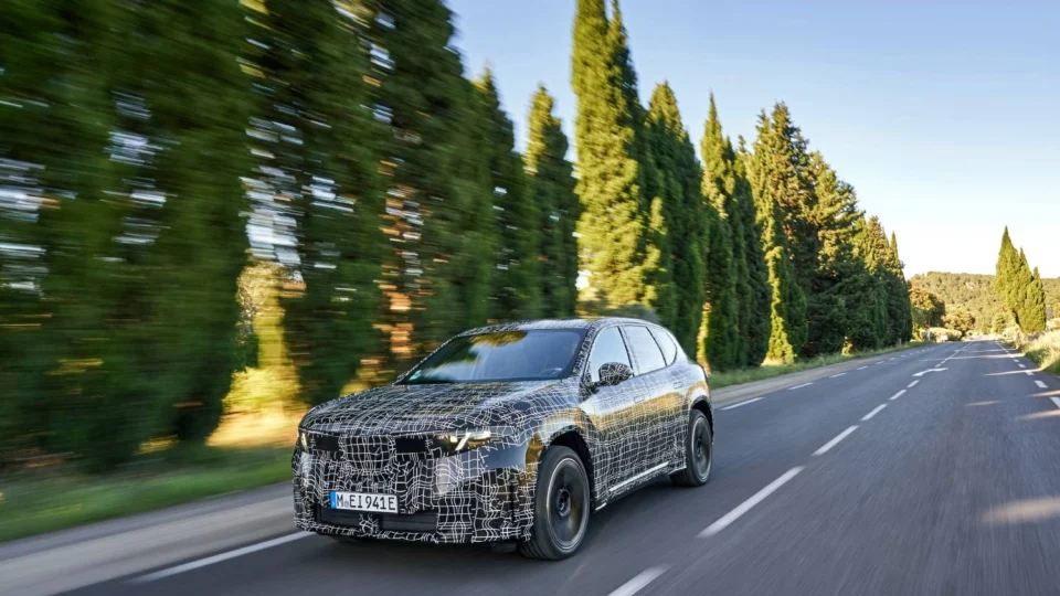 BMW iX3 lidera a revolução da “Neue Klasse” com 800 km de autonomia e “supercérebro”