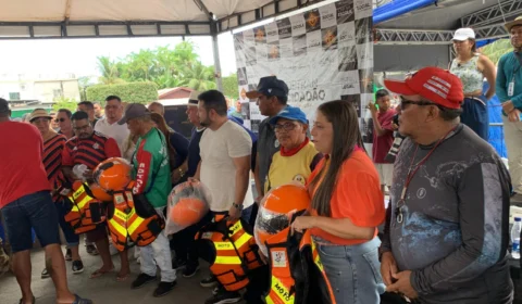 Detran-AM contempla 230 mototaxistas com kits de capacete e colete em Borba
