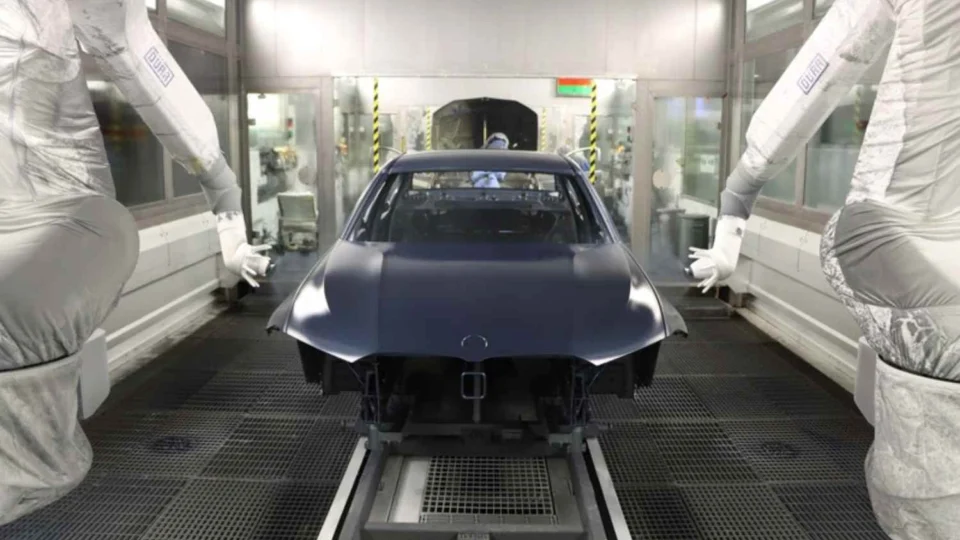 BMW celebra 45 mil unidades do Série 3 produzidas em Araquari com nova cor Arctic Race Blue