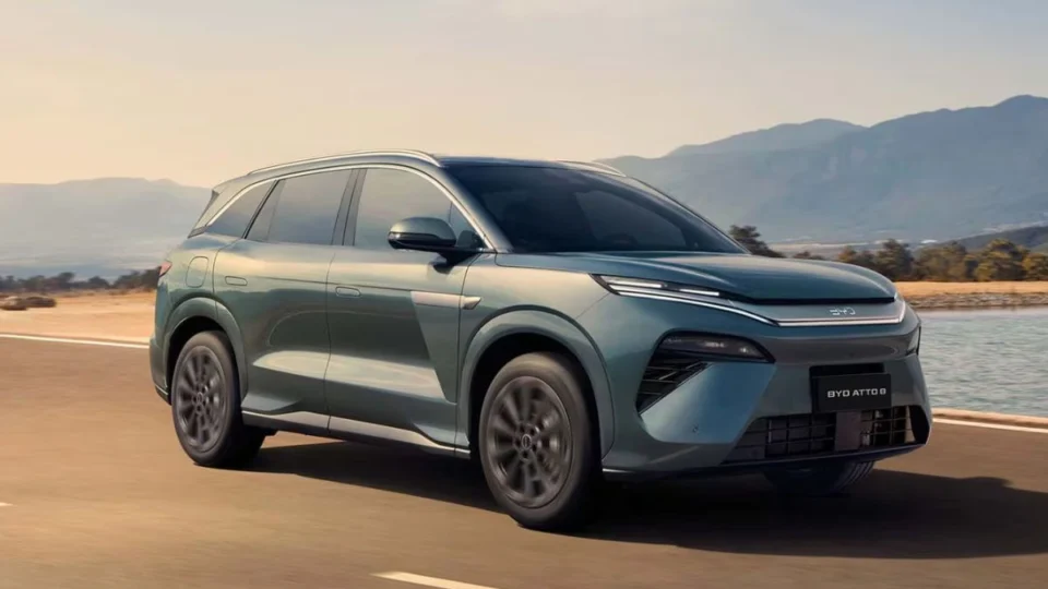 BYD prepara surpresa e confirma lançamento do Atto 8 no Salão do Automóvel