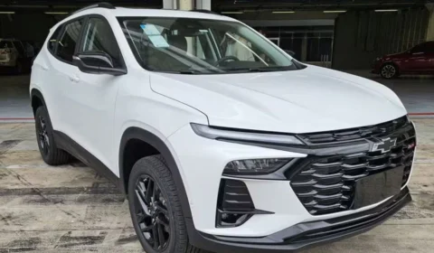 Chevrolet Tracker RS 2026 ganha interior mais discreto e mantém esportividade