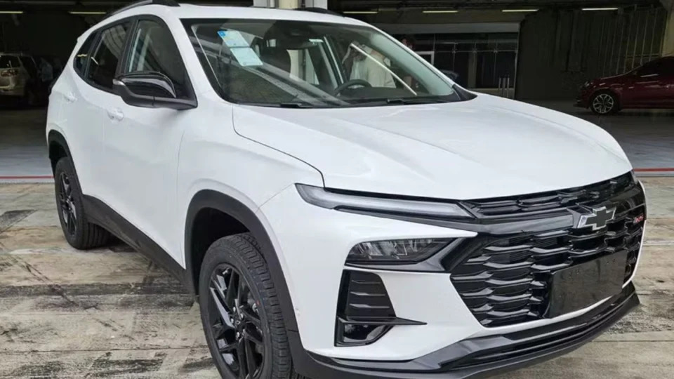 Chevrolet Tracker RS 2026 ganha interior mais discreto e mantém esportividade