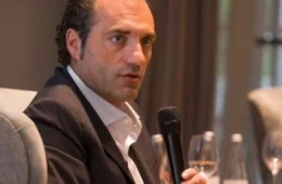 Stellantis sangra em 2025: Prejuízo bilionário e o desafio de Antonio Filosa