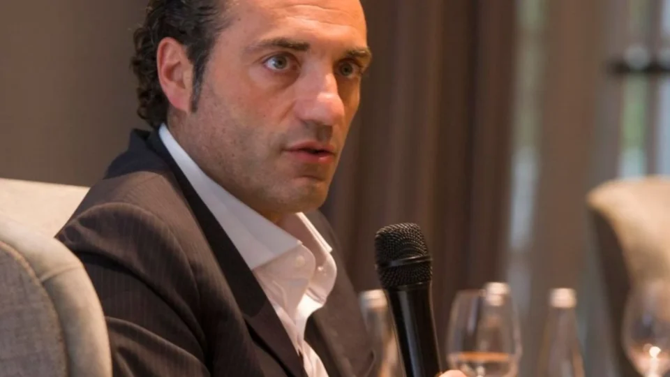 Stellantis sangra em 2025: Prejuízo bilionário e o desafio de Antonio Filosa