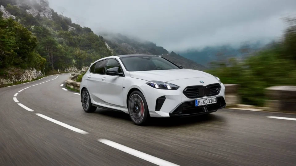 BMW abre 2026 com o pé no acelerador: Novo M135 xDrive desembarca no Brasil com 317 cv