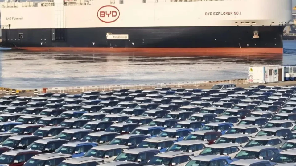 China intervém em guerra de preços interna, mas exporta “Dumping” para dominar o mundo