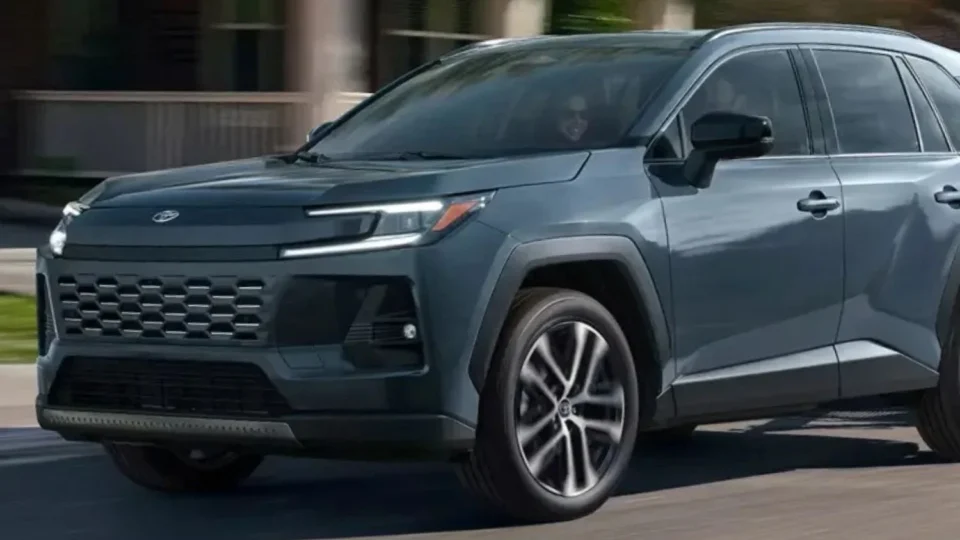 Toyota confirma nova geração do RAV4 para o Brasil em meio à ofensiva chinesa