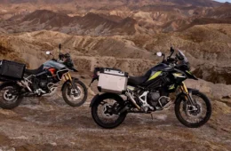Triumph lança edições especiais Tiger 900 e 1200 Alpine e Desert: aventura premium com escapamento Akrapovič e bancos aquecidos de série