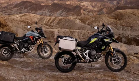 Triumph lança edições especiais Tiger 900 e 1200 Alpine e Desert: aventura premium com escapamento Akrapovič e bancos aquecidos de série
